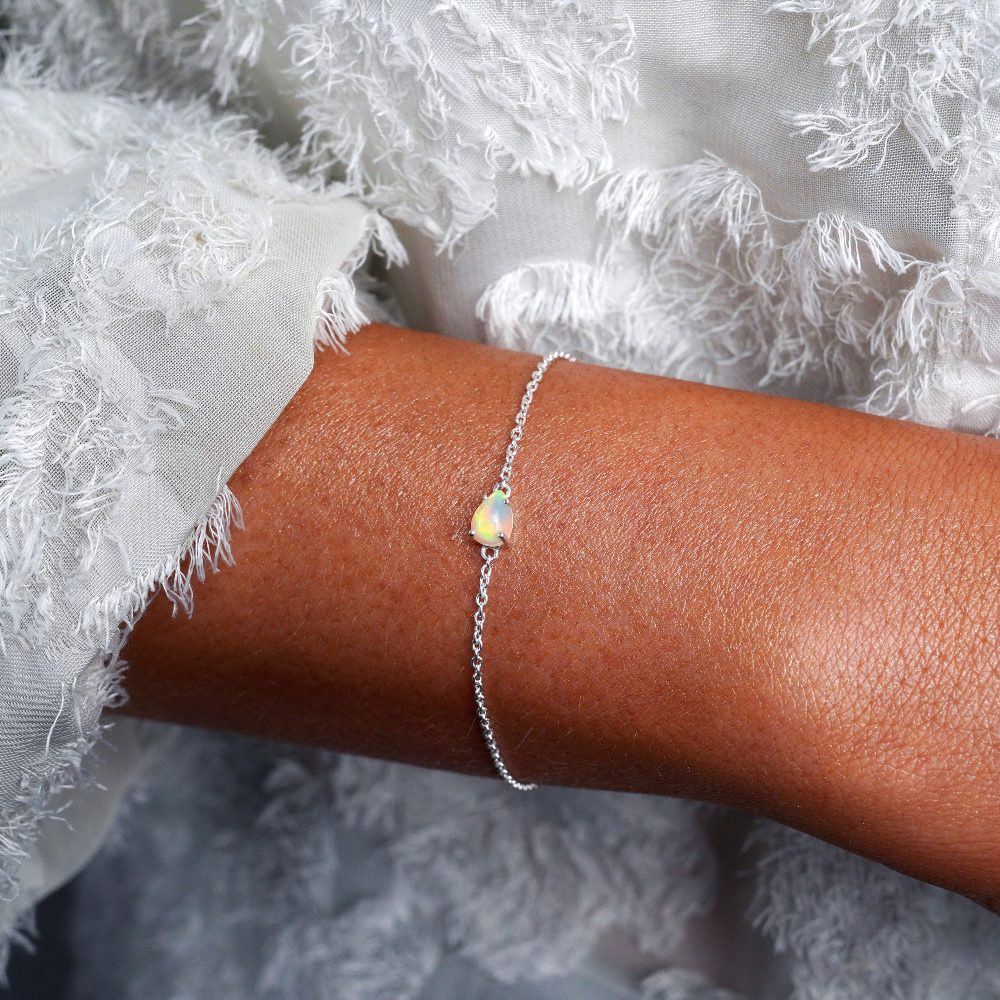 Kristallarmband med Etiopisk Opal kristall. Silverrmband med sten Etiopisk Opal.