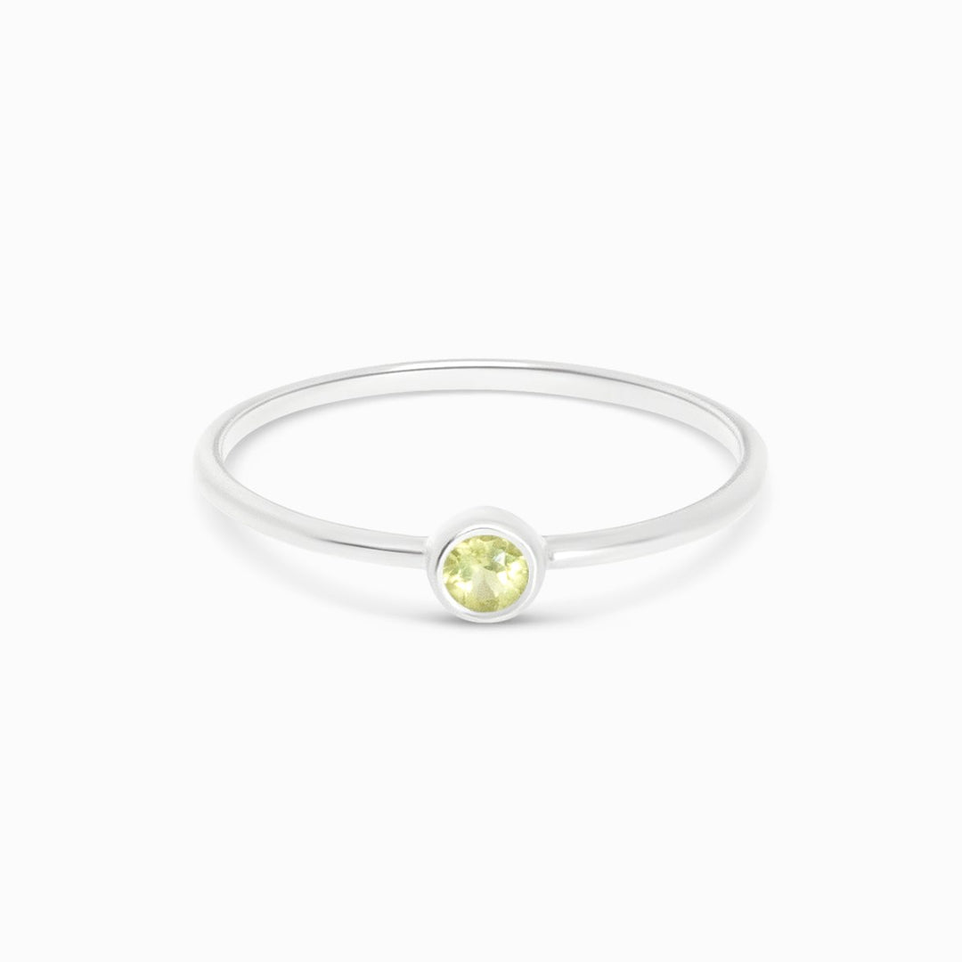 Kristallring med Peridot i sterling silver 925. Elegant och stilren ring med grön Peridot.