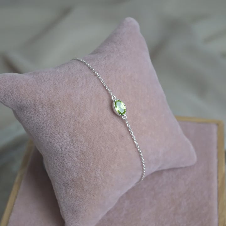 Augusti månadssten armband i silver med grön Peridot kristall. Silverarmband med grön kristall Peridot.