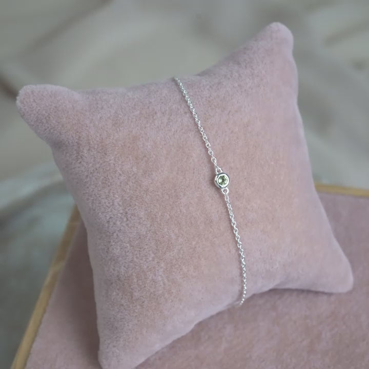 Silverarmband med kristall Peridot, en grön ädelsten som är augusti månadssten. Kristallarmband i silver med ädelsten Peridot.