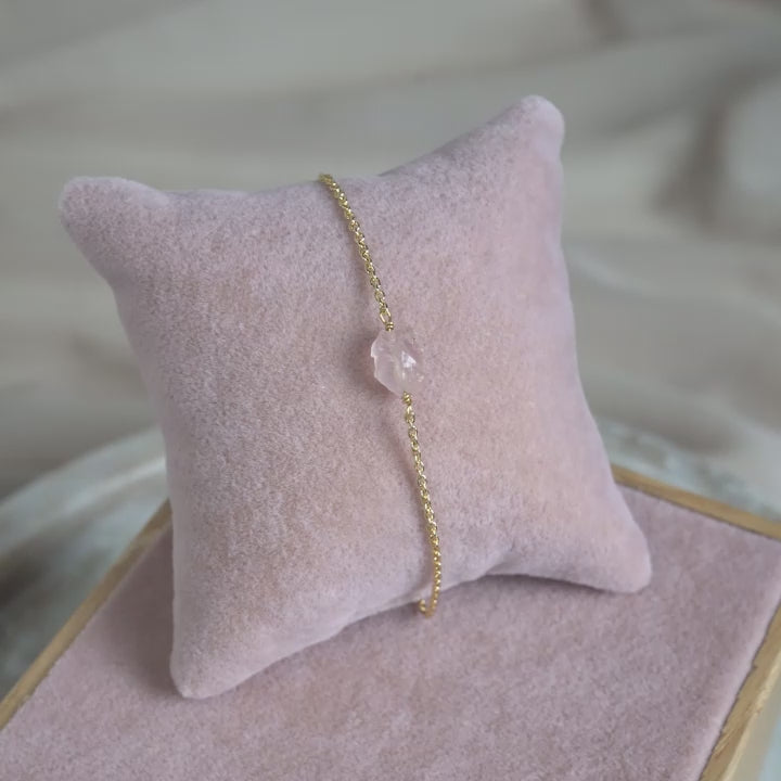 Vackert guldarmband med rosa kristall Rosenkvarts.  Magiskt kristallarmband i guld med rosa sten Rosenkvarts.