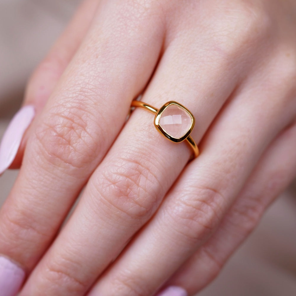 Ring med kristall Rosenkvarts som är rosa och oktober månadssten. Guldring med rosa kristall Rosenkvarts som symboliserar kärlek.