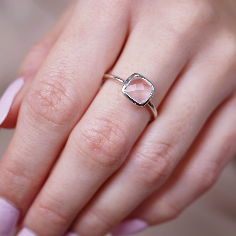 Elegant kristallring med rosa Rosenkvarts som symboliserar kärlelk. Silverring med kristall Rosenkvarts som är oktober månadssten.