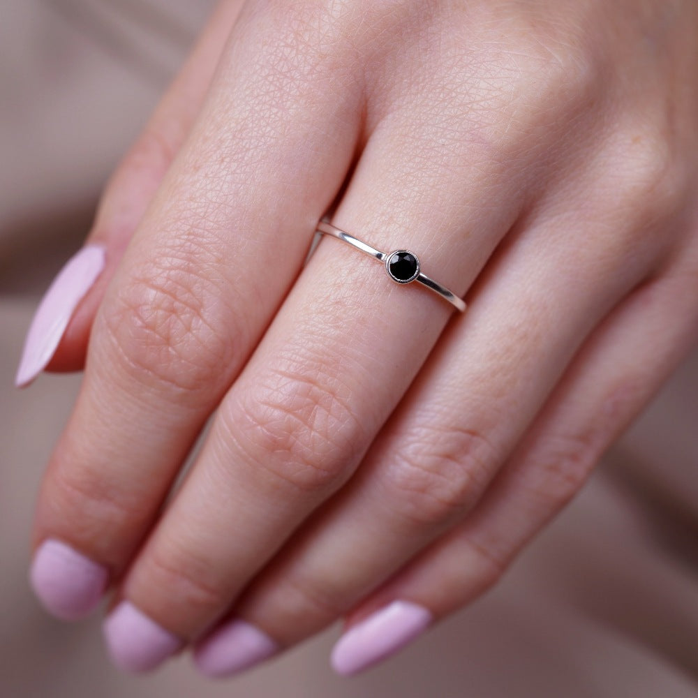 Silverring med kristall Onyx. Kristallsmycke silverring  med Onyx som är juli månadssten.